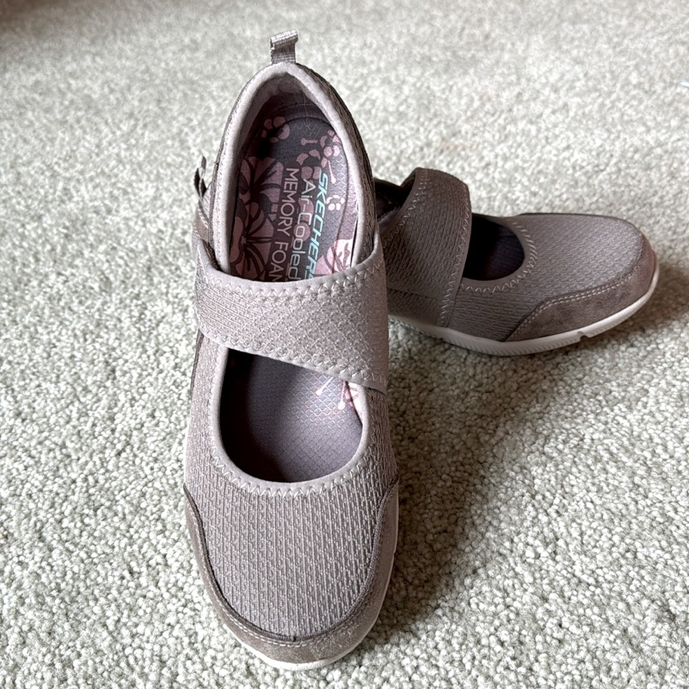 Women’s Skechers shoes. Taupe. Size 7